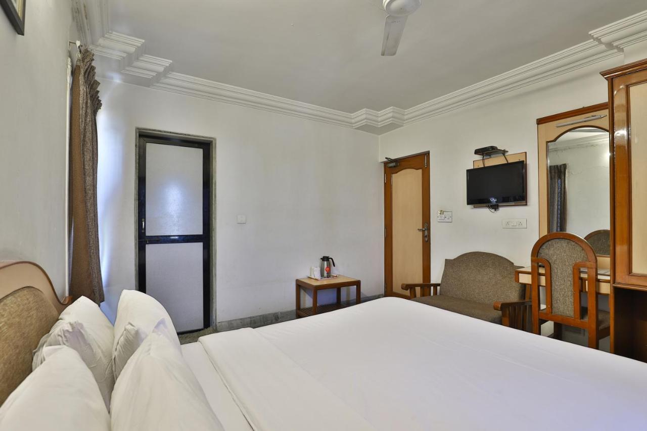 Hotel Midtown Surate Extérieur photo