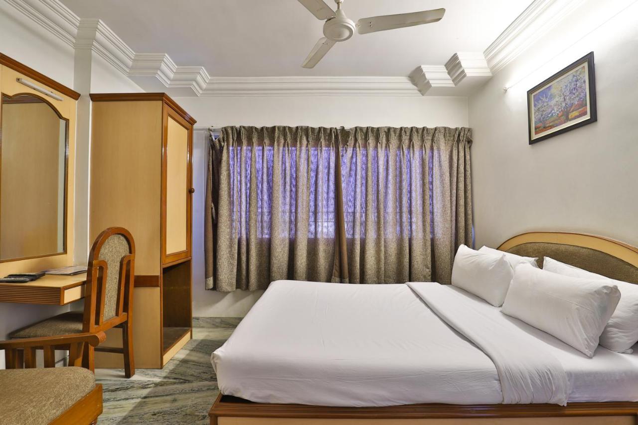 Hotel Midtown Surate Extérieur photo