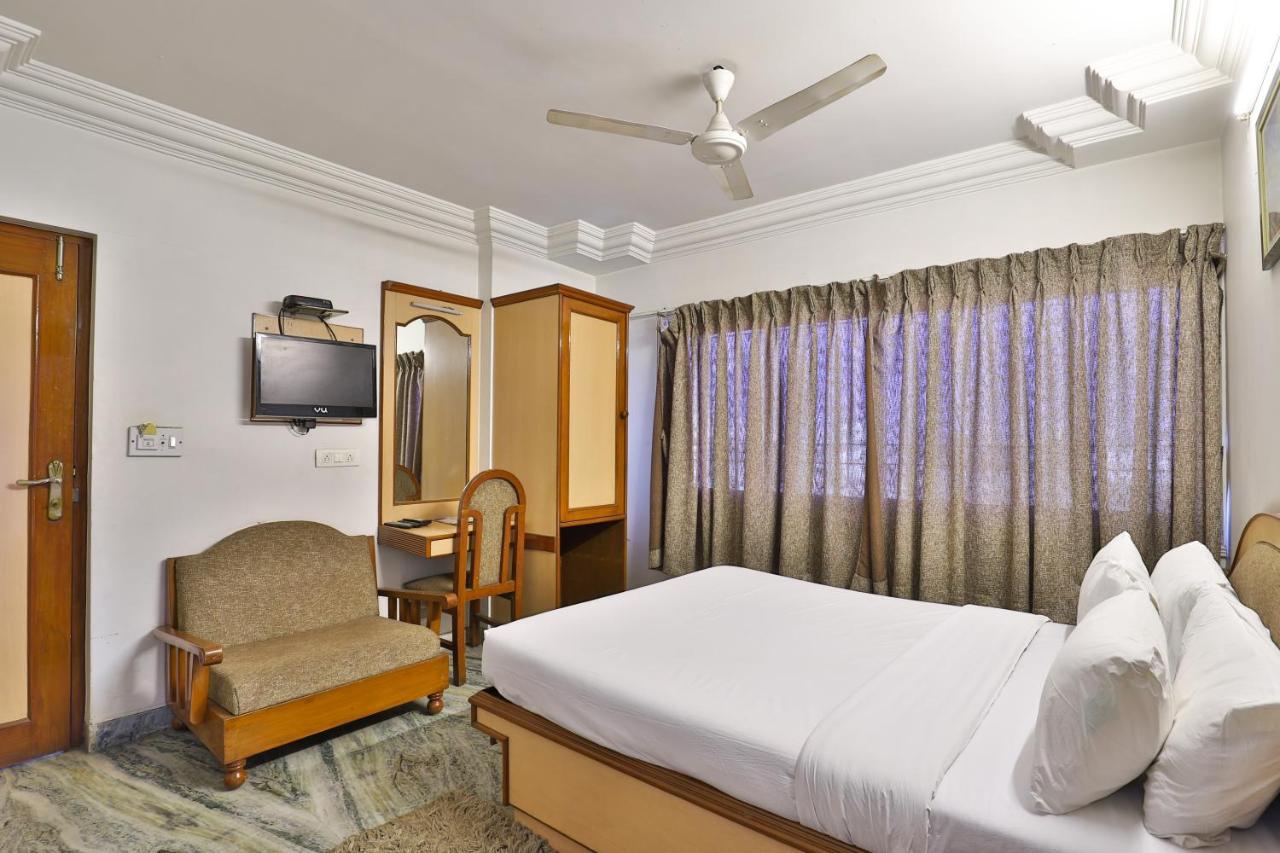 Hotel Midtown Surate Extérieur photo