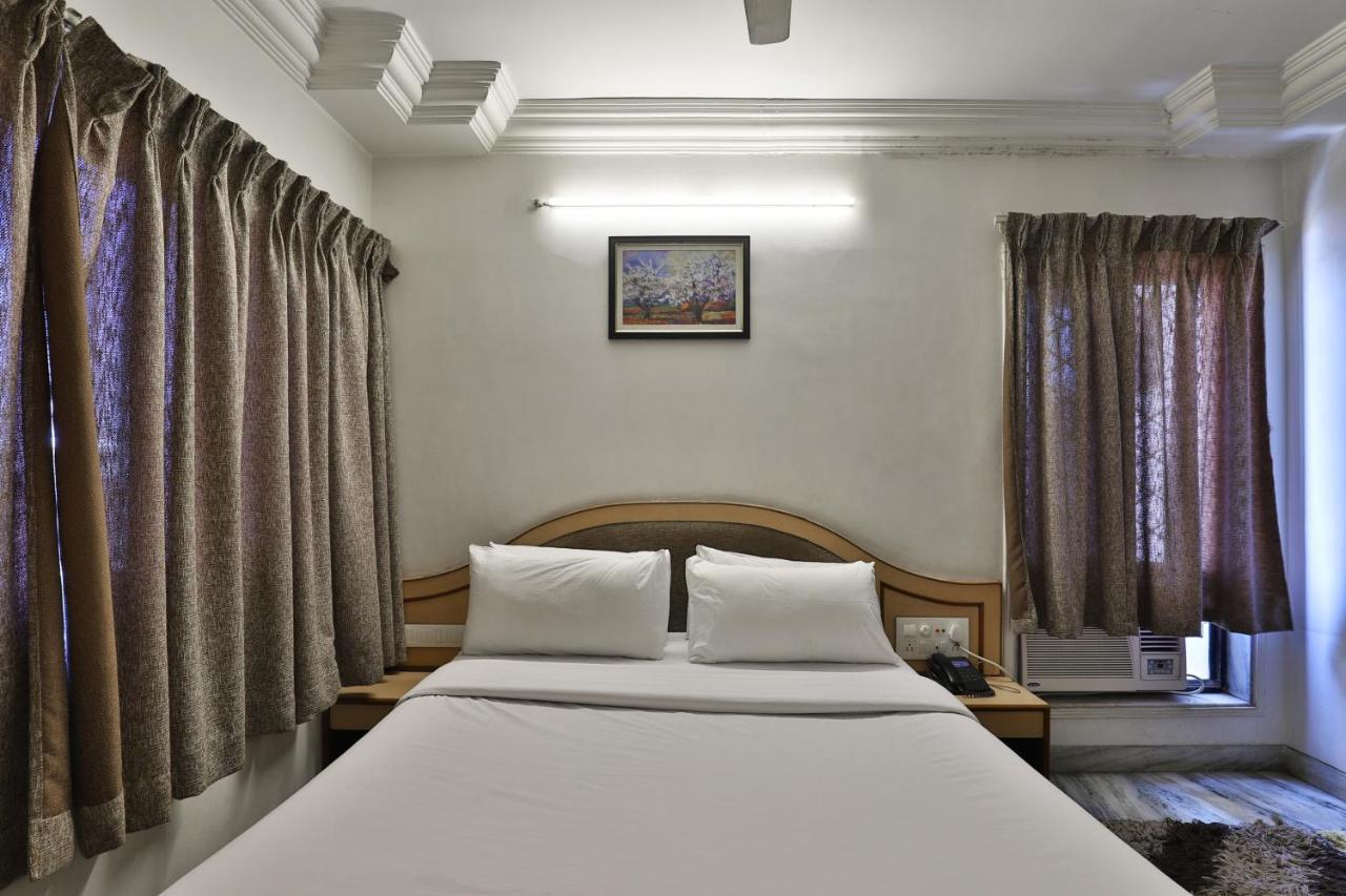 Hotel Midtown Surate Extérieur photo